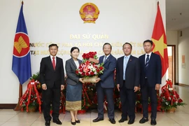 El Ministerio de Finanzas de Laos y el Comité de Cooperación Laos-Vietnam entregan flores al embajador vietnamita en Vientiane, Nguyen Minh Tam, para felicitarlo por el 80.º Día Nacional de Vietnam (2 de septiembre). (Foto: VNA)