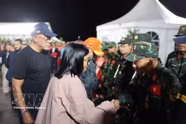 La presidenta interina de Venezuela, Delcy Rodríguez, saluda al equipo de rescatistas vietnamitas durante la ceremonia celebrada en el estado de La Guaira el 3 de julio de 2026. (Foto: VNA)