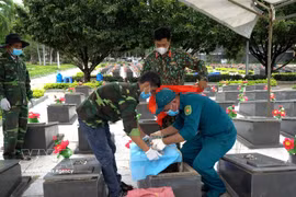 Un grupo de trabajo excava y recolecta muestras de los restos de los mártires en el cementerio de Duc Co, en la comuna homónima, provincia de Gia Lai. (Foto: VNA)