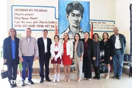 La delegación de la Embajada de Vietnam y funcionarios cubanos en la escuela primaria Nguyen Van Troi, en el municipio del Cerro, La Habana. (Foto: VNA)