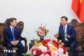 El viceprimer ministro Tran Hong Ha (derecha) recibe a Chen Sichang, director general de la CCECC (Foto: VNA)