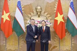El presidente de la Asamblea Nacional de Vietnam, Tran Thanh Man (derecha), recibe al titular de la Cámara Legislativa del Oliy Majilis (Cámara baja) de Uzbekistán, Nuriddin Ismoilov (Foto: VNA)