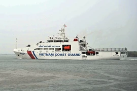 El buque CSB 8001 de la Guardia Costera de Vietnam zarpa de Ciudad Ho Chi Minh (Foto: VNA)
