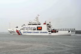 El buque CSB 8001 de la Guardia Costera de Vietnam zarpa de Ciudad Ho Chi Minh (Foto: VNA)