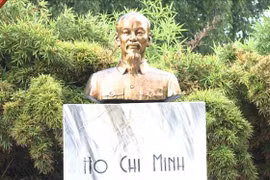 El busto de Ho Chi Minh en el parque dedicado al líder revolucionario en La Habana (Foto: VNA)