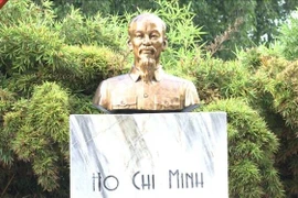 El busto de Ho Chi Minh en el parque dedicado al líder revolucionario en La Habana (Foto: VNA)