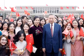 Jóvenes vietnamitas en China dan la bienvenida al secretario general del Partido Comunista de Vietnam y presidente del país, To Lam, y su esposa en el aeropuerto internacional de Beijing. (Foto: VNA)