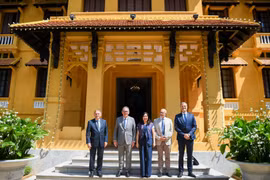 La viceministra vietnamita de Relaciones Exteriores Le Thi Thu Hang y los representantes del Grupo de Parlamentarios de Amistad Francia-Vietnam en el Senado francés (Foto: Cancillería de Vietnam)