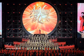 "Am Vang To Quoc" (Ecos de la Patria) es un gran espectáculo coral y de danza, que recrea la atmósfera de alegría de la nación celebrando el éxito del XIV Congreso Nacional del Partido y las grandes fiestas nacionales. (Foto: VNA)