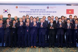 El secretario general del Partido Comunista de Vietnam, To Lam, y los directivos de las corporaciones surcoreanas (Foto: VNA)