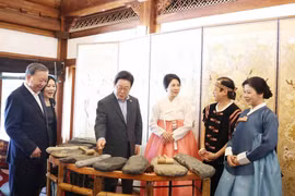 El secretario general del PCV, To Lam, y su cónyuge, Ngo Phuong Ly, presentan sobre el xilófono de piedra de Vietnam al presidente surcoreano Lee Jae Myung y su esposa, Kim Hae Kyung (Foto: VNA)