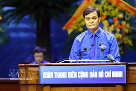 El miembro del Comité Central del Partido Comunista de Vietnam y primer secretario del Comité Central de la UJCHCM, Bui Quang Huy, interviene en la cita. (Foto: VNA)