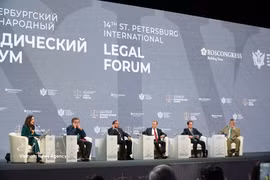 Oradores principales en la sesión plenaria del XIV Foro Jurídico Internacional de San Petersburgo. (Foto: VNA)