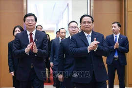 El primer ministro de Vietnam, Pham Minh Chinh (derecha), y Qiu Yong, secretario del Comité del Partido Comunista de China en la Universidad Tsinghua y académico de la Academia de Ciencias de China (Foto: VNA)