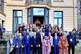Delegados participantes en la 107.ª reunión del Comité Ejecutivo de la Asociación Internacional de Alcaldes Francófonos (AIMF). (Foto: VNA)