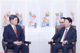 El presidente de Vietnam, Luong Cuong (derecha), recibe al presidente de la Fundación de Corea, Kim Ghee Whan (Foto: VNA)