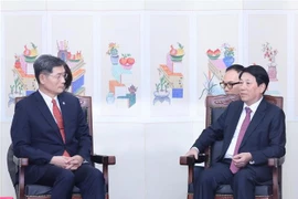 El presidente de Vietnam, Luong Cuong (derecha), recibe al presidente de la Fundación de Corea, Kim Ghee Whan (Foto: VNA)