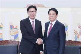 El presidente de Vietnam, Luong Cuong (derecha), recibe al alcalde Park Heong Joon (Foto: VNA)
