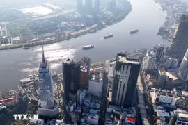 Edificios financieros a lo largo del río Saigón en el centro de Ciudad Ho Chi Minh. (Foto:VNA)