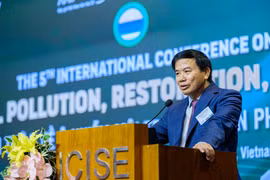 El profesor Hoang Chung Tham, de la Universidad de Auburn, se dirige a la conferencia. (Foto: ICISE)