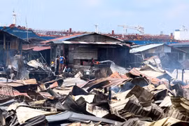 El incendio ocurrió en una aldea costera del estado de Sabah, en Malasia, el 19 de abril de 2026. (Foto: Xinhua/VNA)