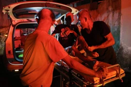 Un anciano fue rescatado durante el incendio. (Fuente: Reuters)