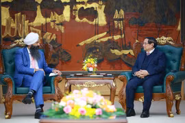 El primer ministro de Vietnam, Pham Minh Chinh, dialoga con Randeep Sarai, secretario de Estado para el Desarrollo Internacional de Canadá (Foto: VNA)
