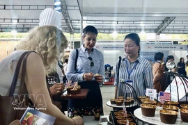 Degustación de platos preparados en el programa "Explorar la Agricultura de Estados Unidos", organizado por el Departamento de Agricultura de Estados Unidos y el Consulado General de Washington en Ciudad Ho Chi Minh. (Foto ilustrativa: VNA)