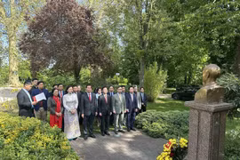 Los delegados rinden homenaje al Presidente Ho Chi Minh (Foto: VNA)