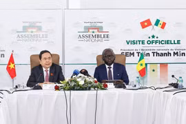 El presidente de la Asamblea Nacional de Vietnam, Tran Thanh Man (izquierda), se reúne con su homólogo de Senegal, Malick Ndiaye (Foto: VNA)
