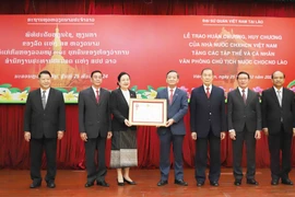 El embajador de Vietnam en Laos, Nguyen Minh Tam, entrega la Orden de la Independencia de primera clase a la Oficina presidencial de Laos. (Foto: VNA)