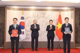 El secretario general del Partido Comunista de Vietnam, To Lam, y el presidente surcoreano, Lee Jae Myung, presencian la firma del memorando de entendimiento para la cooperación científica y tecnológica entre ambos países (Foto: VNA)
