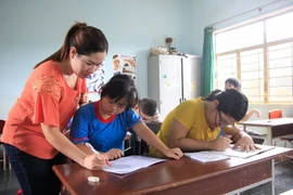 Una clase para niños afectados por el agente naranja (Foto: VNA)
