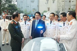 El presidente de Vietnam, Luong Cuong, revisa los equipos del Comando de Guardia del Ministerio de Seguridad Pública (Foto: VNA)