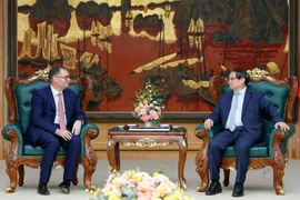 El primer ministro Pham Minh Chinh (derecha) recibe a Charles James Boyd Bowman, director general del proyecto de la Organización Trump en Vietnam (Foto: VNA)