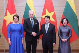 El presidente de Vietnam, Luong Cuong (derecha), y su esposa ofrecen un banquete en honor al jefe del Estado lituano, Gitanas Nausėda, y su cónyuge. (Foto: VNA)