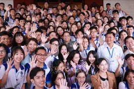 El primer ministro Pham Minh Chinh, diputados en la urbe sureña y estudiantes de la Universidad de Can Tho en la reunión (Foto: VNA)