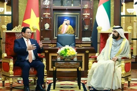 El primer ministro de Vietnam, Pham Minh Chinh (izquierda), mantiene conversaciones con el vicepresidente y primer ministro de los Emiratos Árabes Unidos, el jeque Mohammed bin Rashid Al Maktoum, en Dubái el 28 de octubre de 2024 (hora local) (Foto: VNA)