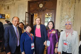 La vicepresidenta de la Asamblea Nacional, Nguyen Thi Thanh (segunda desde la derecha), se reúne con la titular de la Asamblea Nacional francesa, Yael Braun-Pivet (centro). (Foto: VNA)