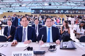 El primer ministro de Vietnam, Pham Minh Chinh (derecha), participa en la sesión de apertura de la UNOC 3 (Foto: VNA)