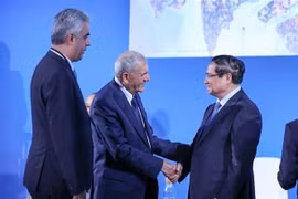 El primer ministro de Vietnam, Pham Minh Chinh, saluda al presidente de Irak, Abdul Latif Jamal Rashid (Foto: VNA)