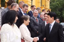 El presidente de Vietnam, Luong Cuong, saluda a los delegados (Foto: VNA)