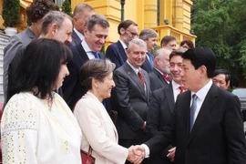 El presidente de Vietnam, Luong Cuong, saluda a los delegados (Foto: VNA)