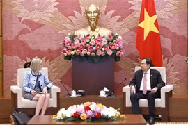 El presidente de la Asamblea Nacional de Vietnam, Tran Thanh Man, recibe a la nueva embajadora australiana, Gillian Bird. (Foto: VNA)