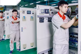 La fábrica Autotech Vietnam (en la comuna de Dai Dong) renueva continuamente la tecnología e impulsa la transformación digital en sus operaciones (Foto: baobacninhtv.vn/)