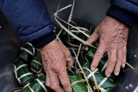 Elaboración de Banh Chung, una tradición cultural del pueblo vietnamita durante el Tet