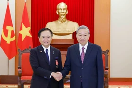 El secretario general del Partido Comunista de Vietnam, To Lam (derecha), recibe a Kuroiwa Yuji, gobernador de la prefectura japonesa de Kanagawa (Foto: VNA)