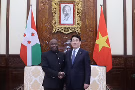 El presidente de Vietnam, Luong Cuong (derecha), y su homólogo burundés, Évariste Ndayishimiye (Foto: VNA)