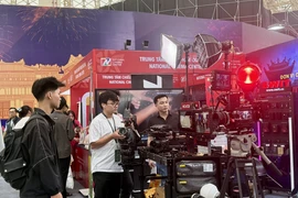 Los visitantes exploran la tecnología de producción cinematográfica en la Feria de Otoño de 2025. (Foto: VNA)