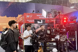 Los visitantes exploran la tecnología de producción cinematográfica en la Feria de Otoño de 2025. (Foto: VNA)